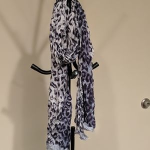 Leopard print woven lightweight scarf